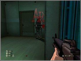 W rozświetlonym monitorami pokoju spotkasz żołnierza SPADS - [Solucja] Wnętrza Emerald Base cz.2 | XIII - XIII - poradnik do gry