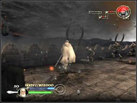 Najpierw proponuję oczyścić prawą flankę, po czym wspomóc wojaków na lewym skrzydle i powrócić na środek fortecy - Minas Tirith - top of the wall (1) - Droga Gandalfa Białego - Władca Pierścieni: Powrót Króla - poradnik do gry