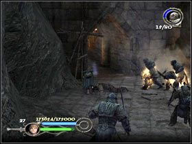 Opuść drewniany mostek, po czym postępuj wzdłuż filarów i korytarza - Cirith Ungol (1) - Szlak Froda i Sama - Władca Pierścieni: Powrót Króla - poradnik do gry