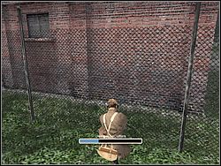 Po spotkaniu się z instruktorem i umówieniu szczegółów, zabierz szczypce z leżącej przy nim skrzyni - Ćwiczenia polowe cd. | Trening do Hidden and Dangerous 2 - Hidden and Dangerous 2 - poradnik do gry