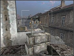 Podejdź do okien i zacznij zdejmować snajperów: jeden na drodze wbiegającej na plac, drugi w budynku z lewej, kuca pod schodami, trzeci nad drugim, widoczny zza okiennic, czwarty w pomarańczowym budynku dalej z lewej, piąty na budynku z prawej (stąd niewidoczny) i szósty pod kolumnami z prawej - Blade Dancer | Operation Overlord | Hidden and Dangerous 2 - Hidden and Dangerous 2 - poradnik do gry