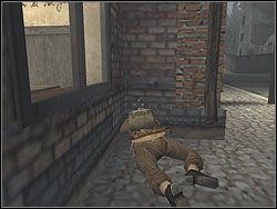 Magia polega na tym, że gdy dostaniesz się pod rynnę, spacerowicz zacznie wracać w Twoją stronę - Billable Entry cd. | Operation Liberator | Hidden and Dangerous 2 - Hidden and Dangerous 2 - poradnik do gry