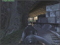 Skorzystaj ze skały z prawej, by podejść pod pudła przy pociągu - po nich zejdziesz niżej - Mole in the Hole cd. | Operation Liberator | Hidden and Dangerous 2 - Hidden and Dangerous 2 - poradnik do gry