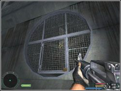 Gdy się z nimi rozprawisz, strzel w kłódkę na bramce po prawej stronie od wejścia - Misja 09 - Regulator | Far Cry - Far Cry - poradnik do gry