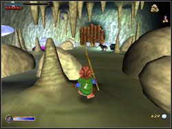 Znajdziesz się przed wejściem drewnianymi wrotami - 03 - Troll-Hole | The Hobbit - The Hobbit - poradnik do gry