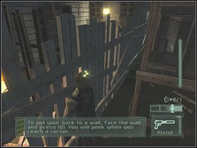 Będąc ciągle przyciśniętym do płotu, wychyl się w stronę strażnika, po czym przebiegnij na drugą stronę wyrwy (naciskając spację podczas wychylania się - Dili - część 1 | Timor | Tom Clancys Splinter Cell Pandora Tomorrow - Tom Clancys Splinter Cell: Pandora Tomorrow - poradniki