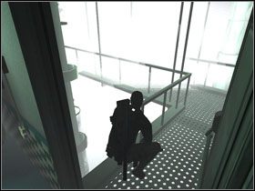 Nie przechodź nią przez zaparowana część sali, tylko od razu opuść się na rękach z lewej strony, w miejscu gdzie nie ma barierki - Paris - część 5 | France | Tom Clancys Splinter Cell Pandora Tomorrow - Tom Clancys Splinter Cell: Pandora Tomorrow - poradniki