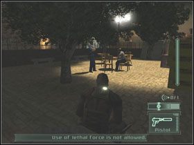 Podczas rozmowy strażnika z cywilem będziesz miał okazje ponownie przedostać się pod murem trasą dookoła placu do oświetlonego budynku - poszukiwanego sklepu - Jerusalem - część 1 | Israel | Tom Clancys Splinter Cell Pandora Tomorrow - Tom Clancys Splinter Cell: Pandora Tomorrow - poradniki