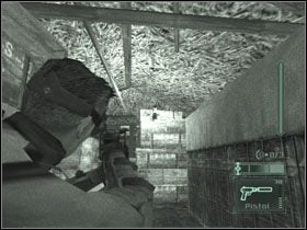 Wbiegnij następnie pomiędzy pudła i werandę, by zniszczyć lampę nad drzwiami prowadzącymi do budynku - Kundang - część 5 | Indonesia | Tom Clancys Splinter Cell Pandora Tomorrow - Tom Clancys Splinter Cell: Pandora Tomorrow - poradniki