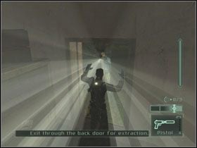 Ale na szczęście snajperzy zdezorientują ich na tyle, że będziesz mógł przebiec przed siebie, do pobliskiej bramki i dalej wprost do czekającego helikoptera - Kundang - część 5 | Indonesia | Tom Clancys Splinter Cell Pandora Tomorrow - Tom Clancys Splinter Cell: Pandora Tomorrow - poradniki