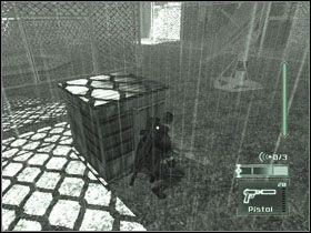 Stąd biegiem przedostań się w okolicę chodnika ułożonego z regularnych kawałków materiału (po prawej, pod budynkiem, gdzie nie sięga światło reflektorów) - Jakarta - część 2 | Indonesia | Tom Clancys Splinter Cell Pandora Tomorrow - Tom Clancys Splinter Cell: Pandora Tomorrow - poradniki