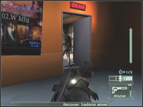 Wtedy zniszcz wszystkie lampy na korytarzu i uważając na strażnika za drzwiami z lewej, przejdź do pomieszczenia z kobietą - Jakarta - część 3 | Indonesia | Tom Clancys Splinter Cell Pandora Tomorrow - Tom Clancys Splinter Cell: Pandora Tomorrow - poradniki