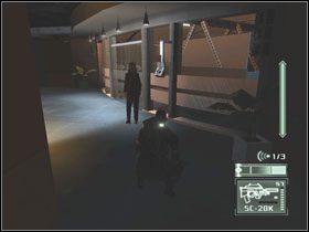 Porozmawiaj z Ingrid, po czym zniszcz pierwszy z neonów na ścianie (trzymaj się tego samego balkonu co Ingrid, czyli prawego) - Jakarta - część 4 | Indonesia | Tom Clancys Splinter Cell Pandora Tomorrow - Tom Clancys Splinter Cell: Pandora Tomorrow - poradniki