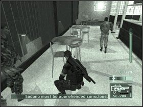 Musisz skorzystać z dezorientacji strażników, by przedostać się na przeciwległą stronę sali - Jakarta - część 5 | Indonesia | Tom Clancys Splinter Cell Pandora Tomorrow - Tom Clancys Splinter Cell: Pandora Tomorrow - poradniki