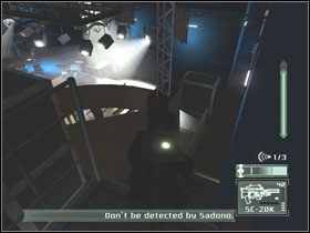 Zeskocz po cichu na dół i zejdź po schodkach i potem za skrzynie (SWAT turn) - Jakarta - część 5 | Indonesia | Tom Clancys Splinter Cell Pandora Tomorrow - Tom Clancys Splinter Cell: Pandora Tomorrow - poradniki