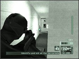 Zejdź na dół, ale zanim miniesz ostatni schodek, wyjmij pistolet do dezaktywacji kamer i użyj go na tej na końcu tunelu - Los Angeles - część 3 | USA | Tom Clancys Splinter Cell Pandora Tomorrow - Tom Clancys Splinter Cell: Pandora Tomorrow - poradniki