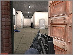 Teraz udaj się w prawo, w stronę nieżywego już oponenta - Azure Gate - Opis (1) - Misja 1 - Tom Clancys Rainbow Six 3: Athena Sword - poradnik do gry