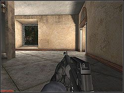 Powoli przesuwaj się w prawo, do cienia za kolumnami i obchodząc w ten sposób cały dziedziniec, przejdź w okolicę wyjścia prowadzącego na kolejny plac, tym razem troszkę przypominający ogród - Azure Gate - Opis (1) - Misja 1 - Tom Clancys Rainbow Six 3: Athena Sword - poradnik do gry