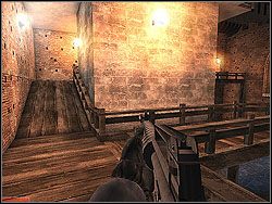 Skorzystaj z wąskiego przejścia (po lewo) prowadzącego na drewniane pomosty - Azure Gate - Opis (1) - Misja 1 - Tom Clancys Rainbow Six 3: Athena Sword - poradnik do gry