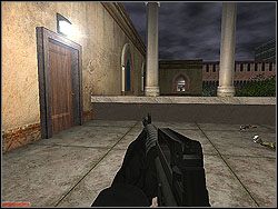 Klatką schodową przemkniesz do pierwszej sali z obrazami - Azure Gate - Opis (2) - Misja 1 - Tom Clancys Rainbow Six 3: Athena Sword - poradnik do gry