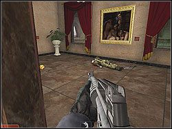 Dopiero pod koniec możesz dostrzec oponenta stojącego przy okiennicach, z lewej - Azure Gate - Opis (2) - Misja 1 - Tom Clancys Rainbow Six 3: Athena Sword - poradnik do gry