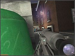 Teraz wyjdź pomiędzy budynki i zacznij eliminację: rozwal wszystkich, którzy pojawią się za ścianą po lewej, przy budynku z kolumnami; potem przejdź za zielony śmietnik i zdejmij terrorystów w pozostałych dwóch przejściach - Hunter Storm - Opis (1) - Misja 2 - Tom Clancys Rainbow Six 3: Athena Sword - poradnik do gry