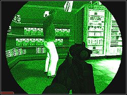 Omiń lodówkę i przechodząc obok okien, włącz noktowizor - Hunter Storm - Opis (2) - Misja 2 - Tom Clancys Rainbow Six 3: Athena Sword - poradnik do gry