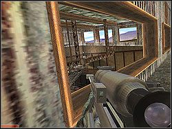 Dopiero mając pewność, że jesteś całkowicie bezpieczny, zostaw ludzi przy drzwiach wejściowych, sam natomiast obejdź nadbudówkę na dachu (na kuckach oczywiście) - Jasper Heart - Opis (1) - Misja 3 - Tom Clancys Rainbow Six 3: Athena Sword - poradnik do gry