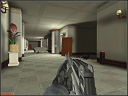 Oczyść go powoli, używając granatów i zabezpieczając wszystkie przejścia - Omega Shadow - Opis (2) - Misja 4 - Tom Clancys Rainbow Six 3: Athena Sword - poradnik do gry