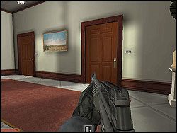Do wewnętrznych pokoi można dostać się przez dwoje drzwi z głównego pomieszczenia - Omega Shadow - Opis (2) - Misja 4 - Tom Clancys Rainbow Six 3: Athena Sword - poradnik do gry