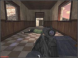 Wyciągnij granat ogłuszający i wrzuć go do następnego pomieszczenia (z prawej), nim wejdziesz do środka - Proud Flag - Opis (1) - Misja 5 - Tom Clancys Rainbow Six 3: Athena Sword - poradnik do gry