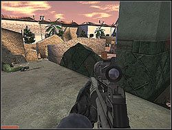 Jak tylko otworzysz drzwi, wyeliminuj strzelca w głębi i wrzuć do środka granat, by spokojnie zająć się dwoma kolejnymi - Proud Flag - Opis (1) - Misja 5 - Tom Clancys Rainbow Six 3: Athena Sword - poradnik do gry