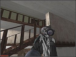 Powoli posuwaj się w lewo, mając na widoku schody - Proud Flag - Opis (2) - Misja 5 - Tom Clancys Rainbow Six 3: Athena Sword - poradnik do gry