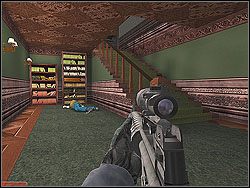 Otwórz drzwi z prawej (zamiast wychodząc po schodach na wprost) i oczyść pomieszczenie - Proud Flag - Opis (2) - Misja 5 - Tom Clancys Rainbow Six 3: Athena Sword - poradnik do gry