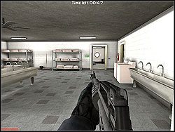 Otwórz drzwi z prawej, prowadzące do klatki schodowej i zejdź nią niżej - Granite Cage - Opis - Misja 6 - Tom Clancys Rainbow Six 3: Athena Sword - poradnik do gry