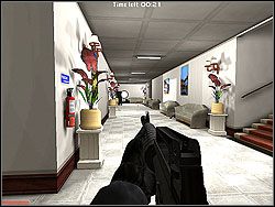 Ruszaj przed siebie do holu, uważając na stojącego w jego końcu oponenta - Granite Cage - Opis - Misja 6 - Tom Clancys Rainbow Six 3: Athena Sword - poradnik do gry