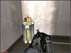 Tam, w jednym z miejsc dla samochodów znajduje się bomba - Granite Cage - Opis - Misja 6 - Tom Clancys Rainbow Six 3: Athena Sword - poradnik do gry