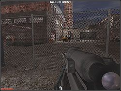 W miejscu z pudłami zatrzymaj się i zacznij eliminować widocznych za siatką oponentów - Jagged Silver - Opis (1) - Misja 7 - Tom Clancys Rainbow Six 3: Athena Sword - poradnik do gry