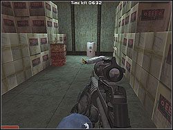 Drużynie nakaż samotnie zejść na dół, Ty natomiast przejdź do końca dachu i rozwal ludzi widocznych w oknach naprzeciwległego budynku (również jak poprzednio) - Jagged Silver - Opis (2) - Misja 7 - Tom Clancys Rainbow Six 3: Athena Sword - poradnik do gry