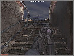 Ruszaj z powrotem na dach i zejdź po schodach zewnętrznych w dół - Jagged Silver - Opis (2) - Misja 7 - Tom Clancys Rainbow Six 3: Athena Sword - poradnik do gry