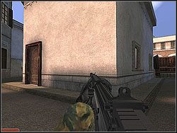 W środku czeka jeszcze co najmniej jeden - Atena Sword - Opis (2) - Misja 8 - Tom Clancys Rainbow Six 3: Athena Sword - poradnik do gry