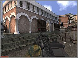 Równie niebezpieczny jest spacerowicz pilnujący głównego domku z bombą od strony miejsca startu - Atena Sword - Opis (2) - Misja 8 - Tom Clancys Rainbow Six 3: Athena Sword - poradnik do gry