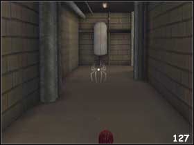 Obróć się w prawo, zobaczysz schody prowadzące na niższy poziom (#125), a w głębi pomieszczenia kolejne - [Misja 6] Octopus atakuje cz.2 | Spider-Man 2 The Game - Spider-Man 2: The Game - poradnik do gry