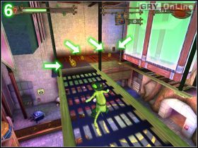 Gdy przesuniesz przełącznik, skocz na poziomą rurę (prawa strzałka, obrazek [5] ) i puść się w miejscu wskazanym przez lewą strzałkę - [POZIOM 07] Steal The Potion cz.1 | Shrek 2 The Game - Shrek 2: The Game - poradnik do gry