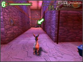 Za rogiem po prawej pokonaj laboranta rzucającego eliksirami (wskazany prawą strzałką na obrazku [5] ) - [POZIOM 08] Escape The Factory cz.1 | Shrek 2 The Game - Shrek 2: The Game - poradnik do gry