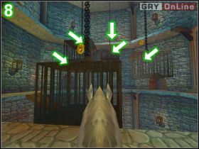 Potem biegnij do wgiętej bramy (obrazek [7] ) i wyłam kraty, by móc wziąć czekoladkę - [POZIOM 12] Donkey Escapes Prison cz.1 | Shrek 2 The Game - Shrek 2: The Game - poradnik do gry