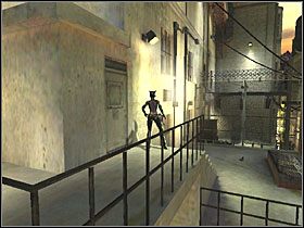 Przebiegnij po ścianie, chwytając się kolejnych haków (biegasz klawiszami kierunków, łapiesz się [CTRL], skaczesz [SPACJĄ]), a następnie uczep się siatki na końcu - Scrap Yard (2) | Scena 2 | Catwoman - Catwoman - poradnik do gry