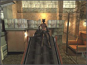 Wykorzystaj bat, aby przesunąć pobliską dźwignię, którą uruchomisz maszynę - Scrap Yard (3) | Scena 2 | Catwoman - Catwoman - poradnik do gry