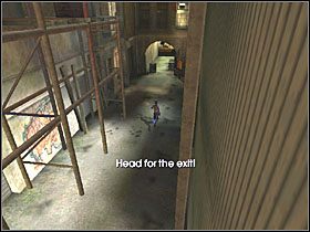 Obu przeciwników musisz wkopać do leżących nieopodal kontenerów - Scrap Yard (4) | Scena 2 | Catwoman - Catwoman - poradnik do gry