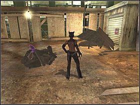 Przejdź kilka kroków w lewo i wykorzystaj leżącą na kupce cegłę do zniszczenia drewnianego rusztowania w rogu - Parking Lot (1) | Scena 3 | Catwoman - Catwoman - poradnik do gry